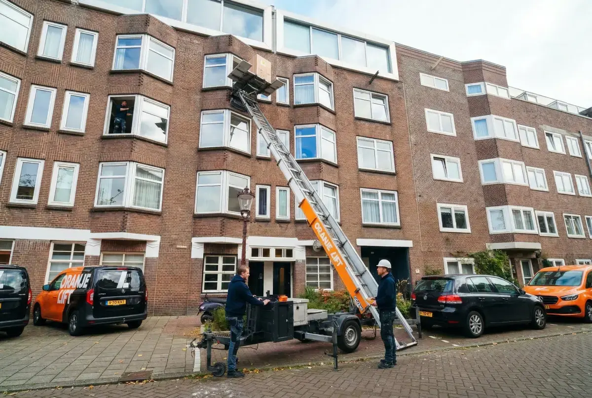 Verhuislift in actie in Alphen aan den Rijn