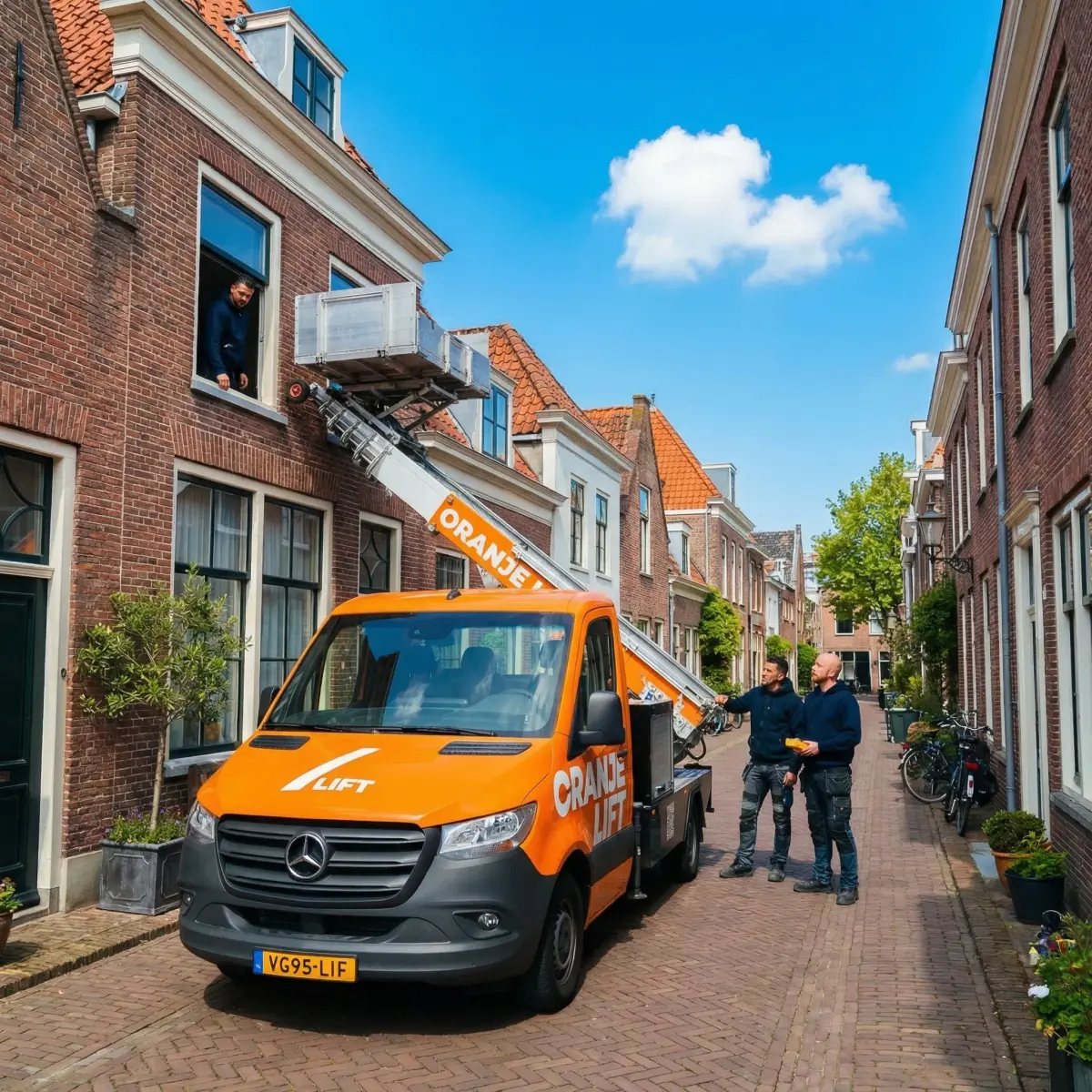 Spoed verhuislift in actie bij woning in Alphen aan den Rijn